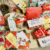 Weihnachtswunschbaum macht Wünsche wahr